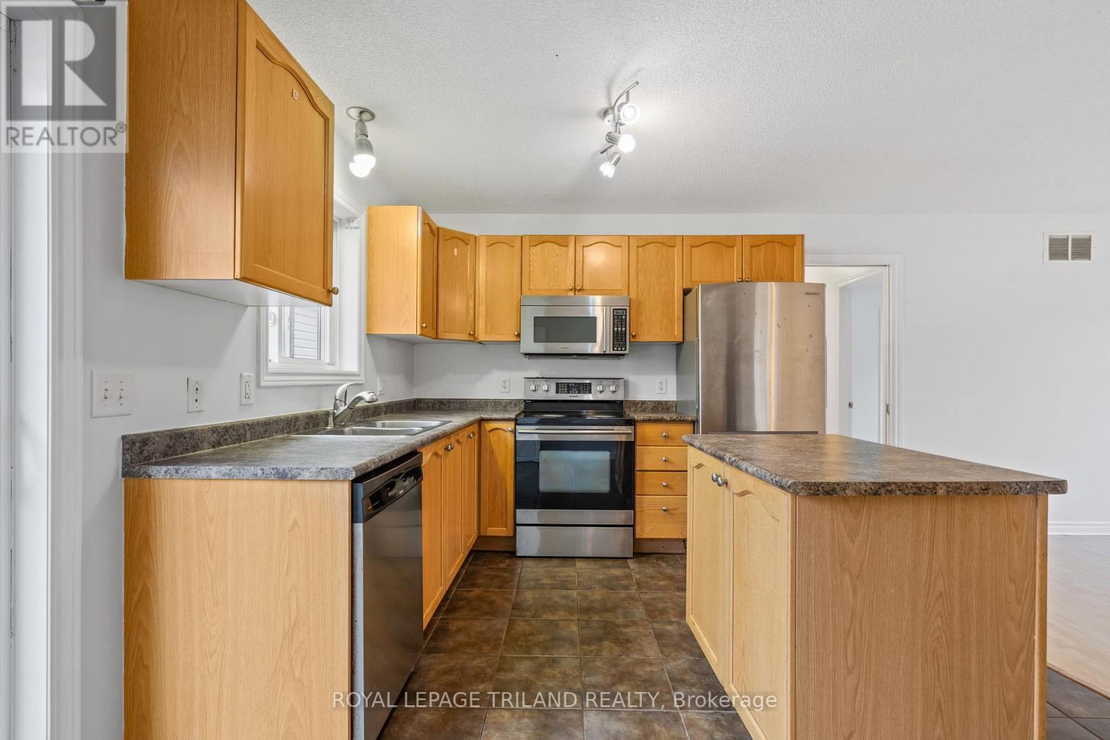1024 Blythwood Road, London North (North M), ON - Indoor Photo Showing Kitchen With Stainless Steel Kitchen With Double Sink