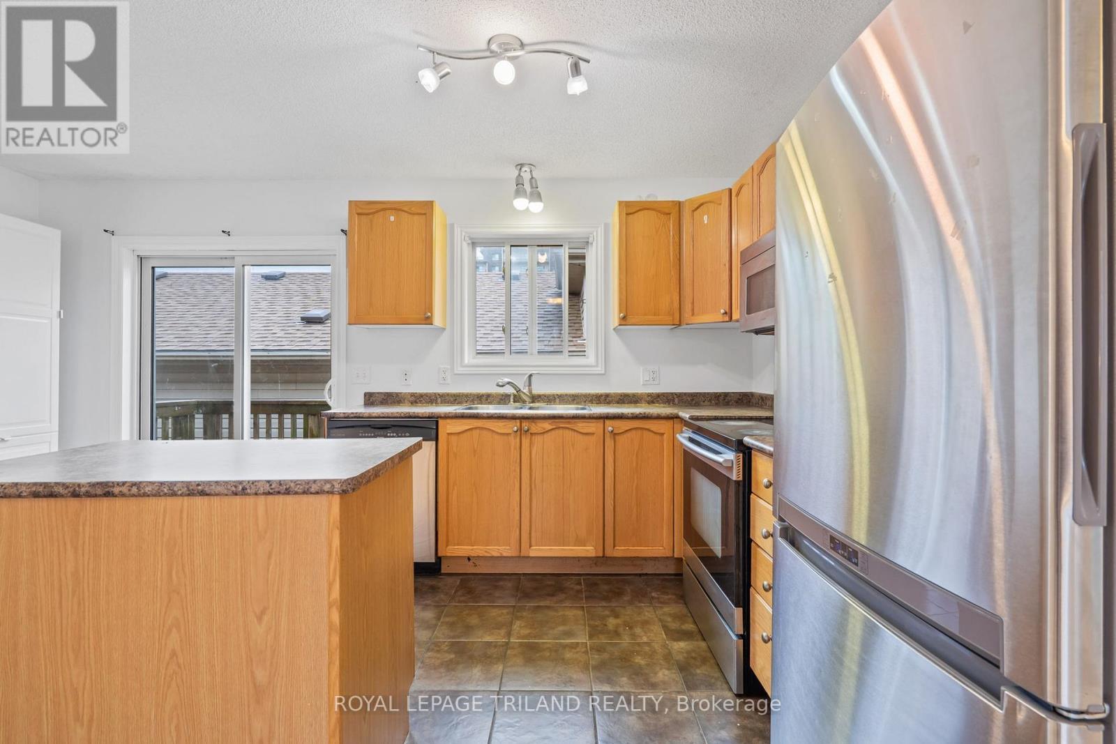 1024 Blythwood Road, London North (North M), ON - Indoor Photo Showing Kitchen With Stainless Steel Kitchen With Double Sink