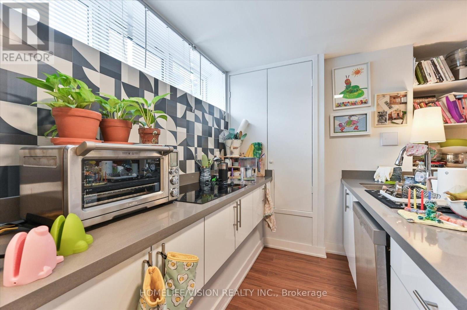 Decorative Backsplash - 400 Summerhill Avenue, Toronto, ON
