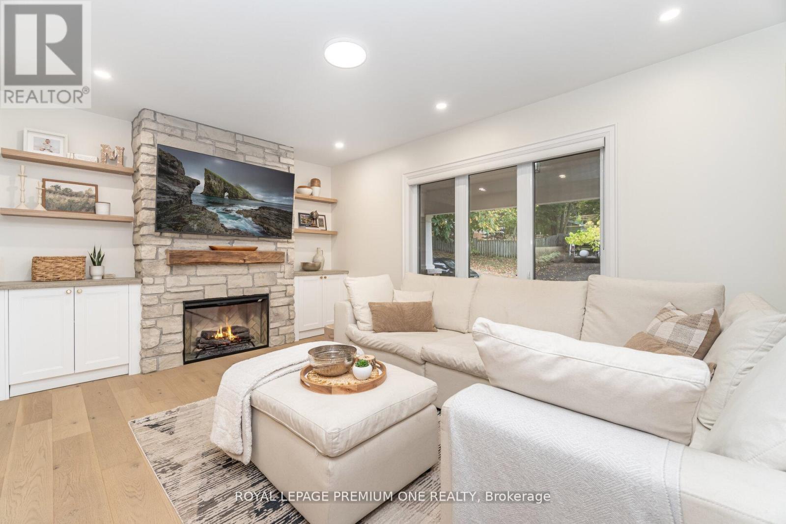 301 Court Street, Newmarket, ON - Indoor Photo Showing Living Room With Fireplace
