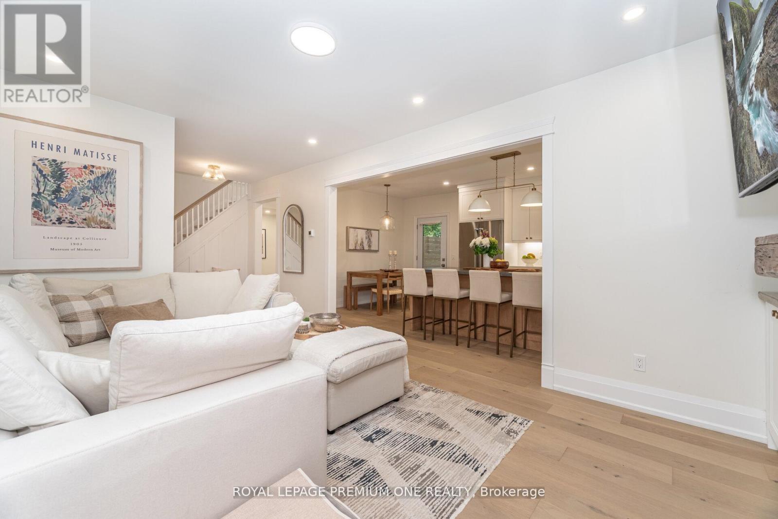301 Court Street, Newmarket, ON - Indoor Photo Showing Living Room