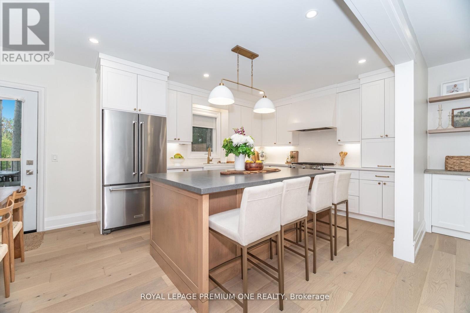 301 Court Street, Newmarket, ON - Indoor Photo Showing Kitchen With Upgraded Kitchen