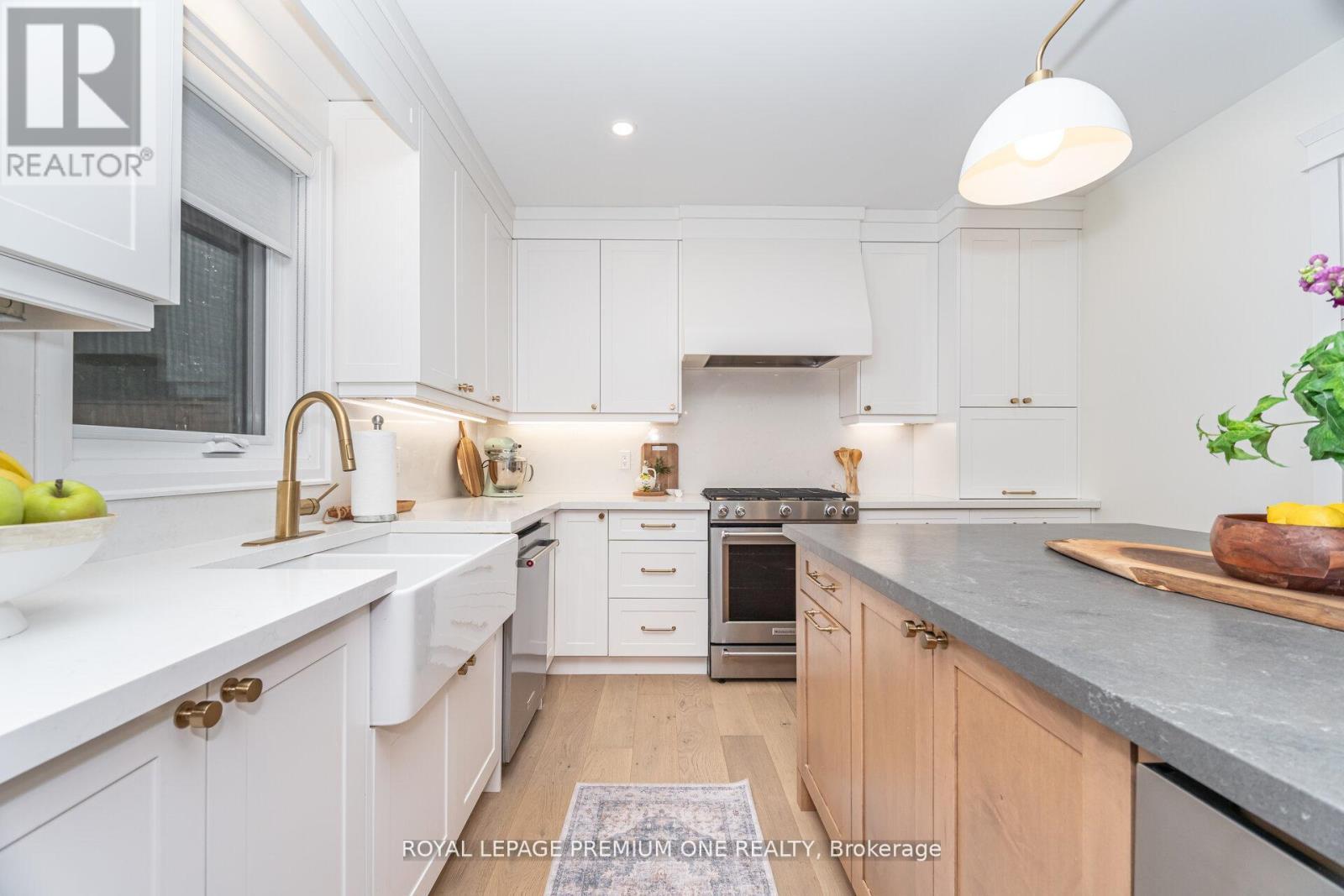 301 Court Street, Newmarket, ON - Indoor Photo Showing Kitchen With Upgraded Kitchen