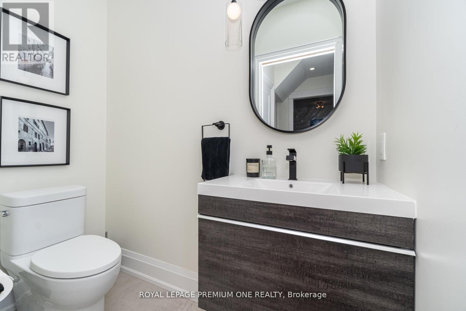 301 Court Street, Newmarket, ON - Indoor Photo Showing Bathroom