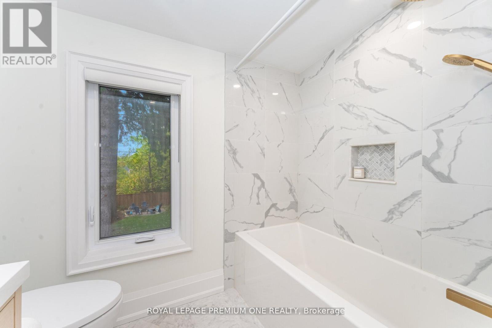 301 Court Street, Newmarket, ON - Indoor Photo Showing Bathroom