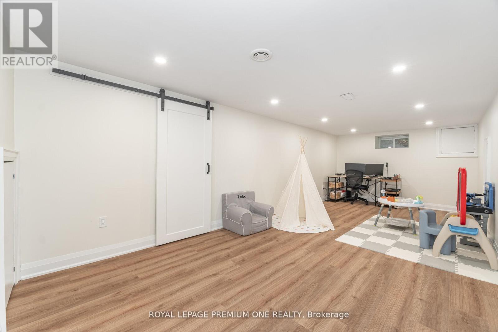 301 Court Street, Newmarket, ON - Indoor