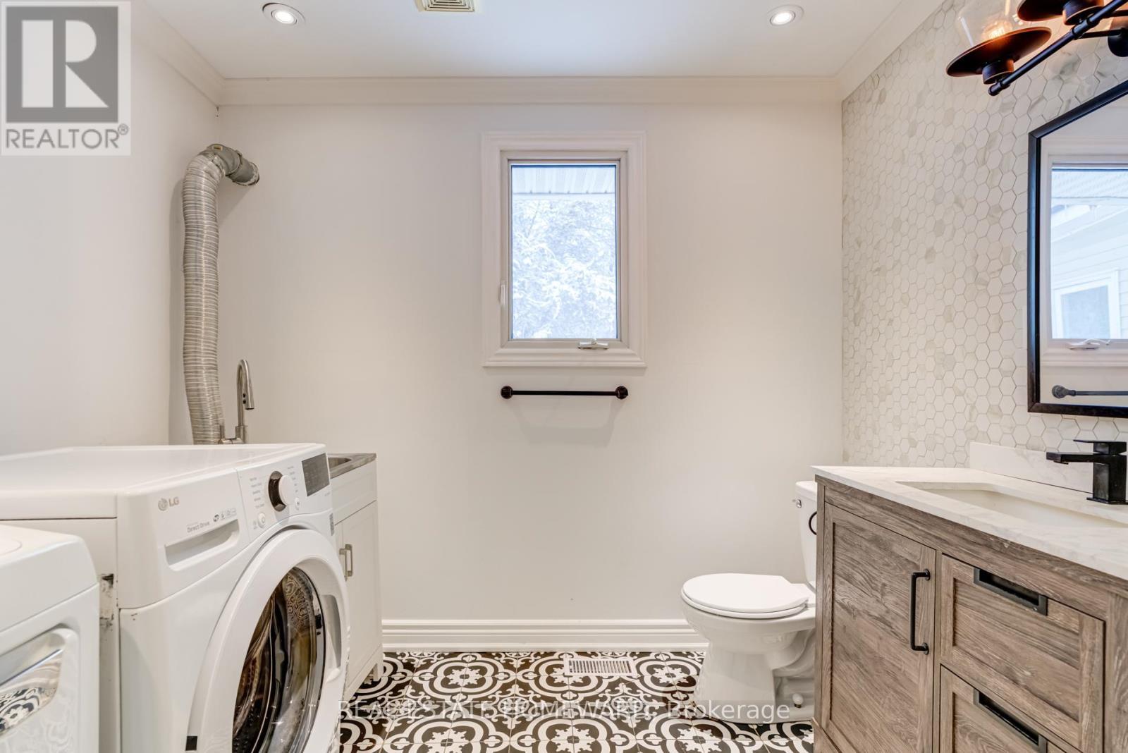 11 Dover Lane, Scugog, ON - Indoor Photo Showing Laundry Room