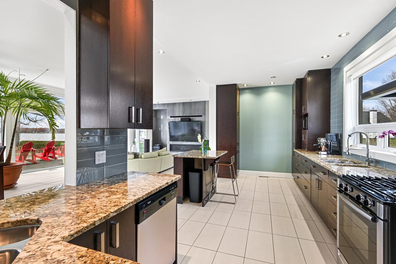 Kitchen - 256 67E Rue O., Venise-En-Québec, QC - Indoor Photo Showing Kitchen With Upgraded Kitchen