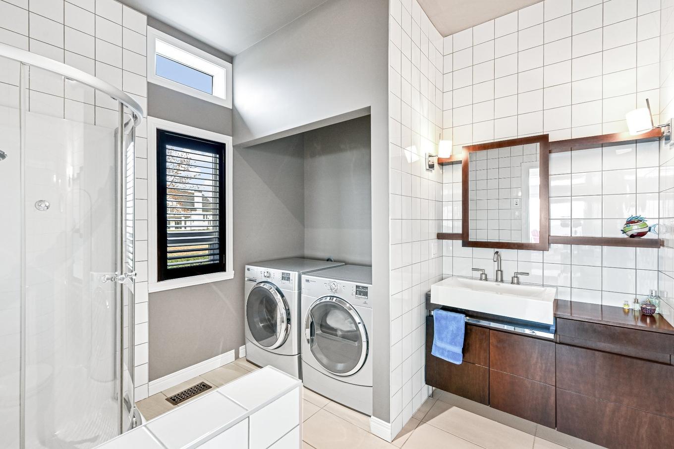 Bathroom - 256 67E Rue O., Venise-En-Québec, QC - Indoor Photo Showing Laundry Room