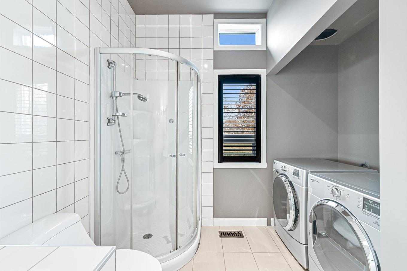 Bathroom - 256 67E Rue O., Venise-En-Québec, QC - Indoor Photo Showing Laundry Room