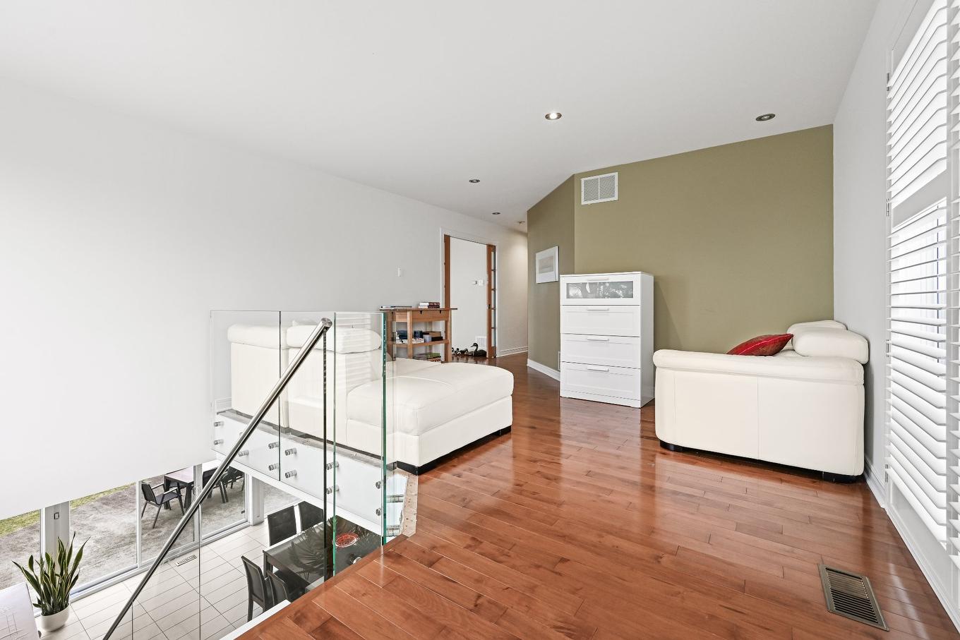 Den - 256 67E Rue O., Venise-En-Québec, QC - Indoor