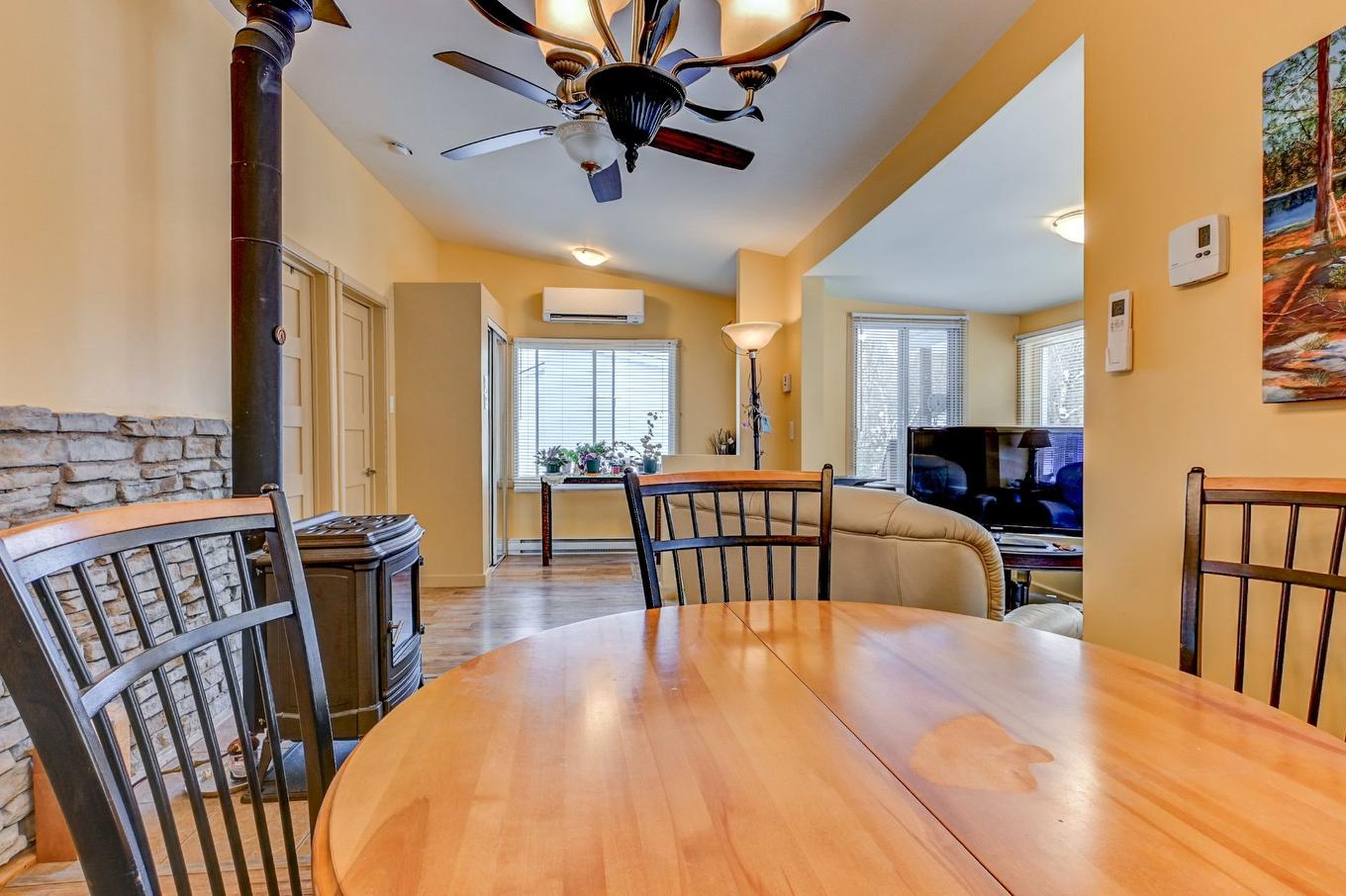 Salle à manger - 18 123E Avenue, Saint-Hippolyte, QC - Indoor Photo Showing Dining Room