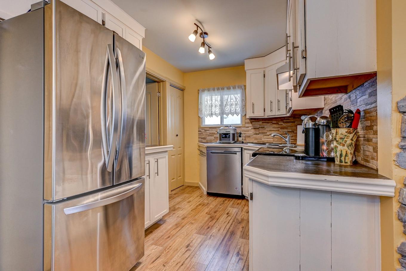 Cuisine - 18 123E Avenue, Saint-Hippolyte, QC - Indoor Photo Showing Kitchen