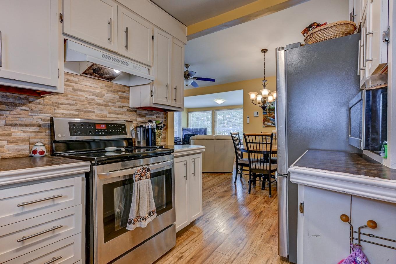 Cuisine - 18 123E Avenue, Saint-Hippolyte, QC - Indoor Photo Showing Kitchen