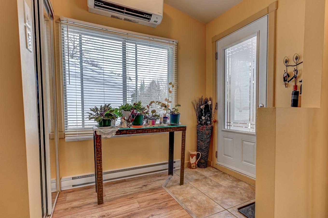 Hall d'entrée/Vestibule - 18 123E Avenue, Saint-Hippolyte, QC - Indoor Photo Showing Other Room