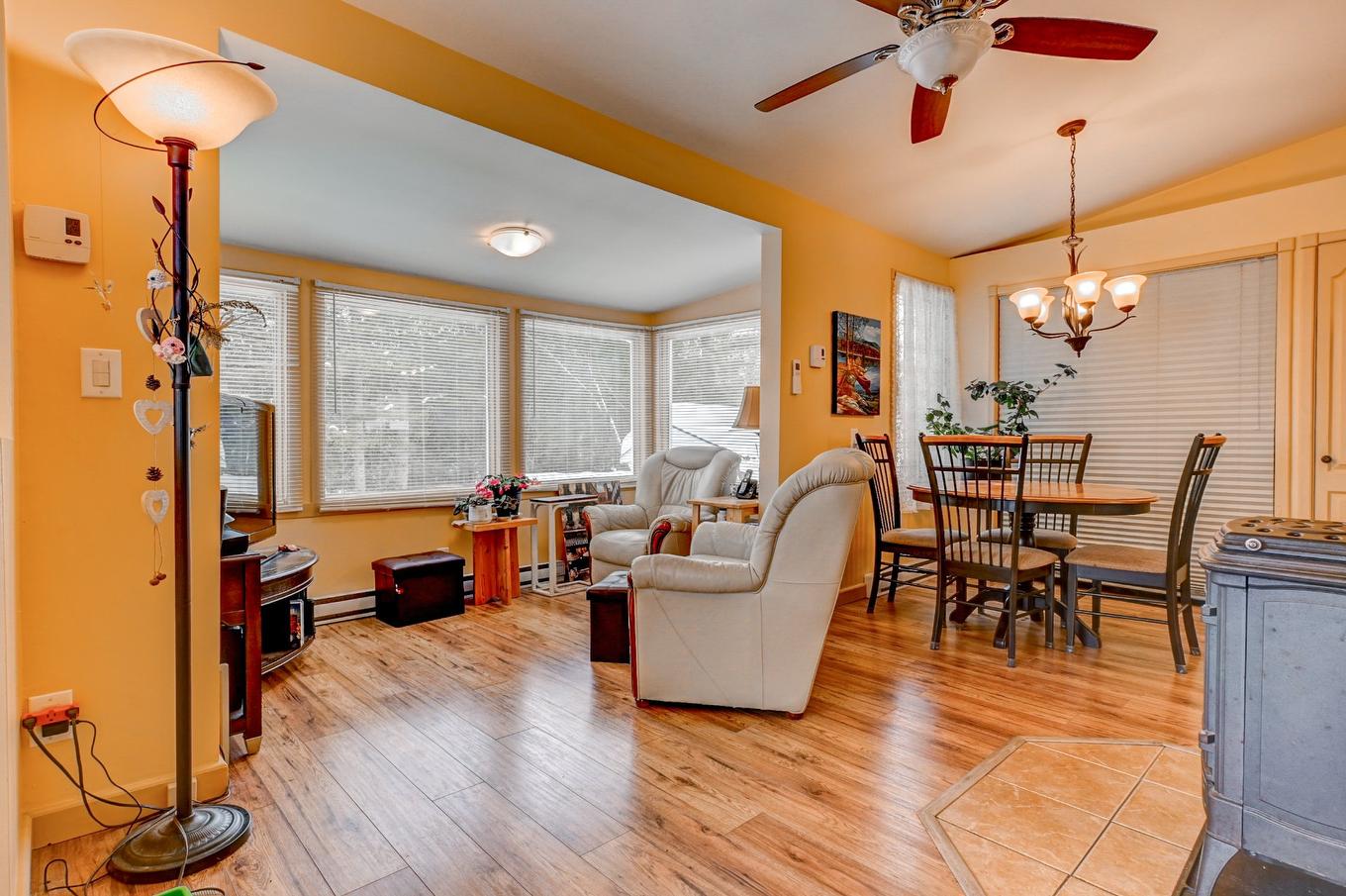 Salon - 18 123E Avenue, Saint-Hippolyte, QC - Indoor