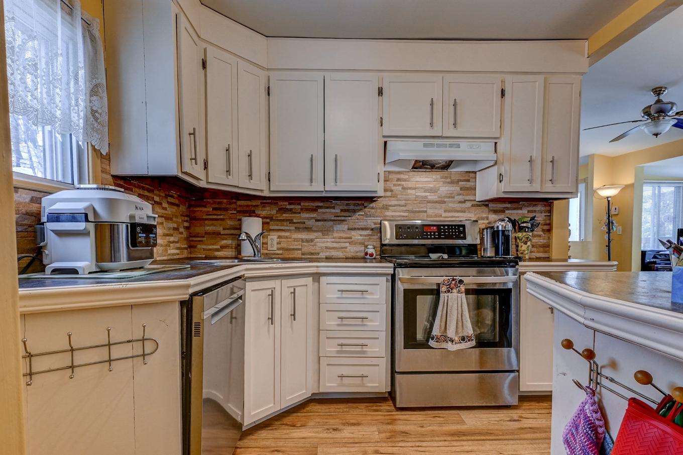Cuisine - 18 123E Avenue, Saint-Hippolyte, QC - Indoor Photo Showing Kitchen