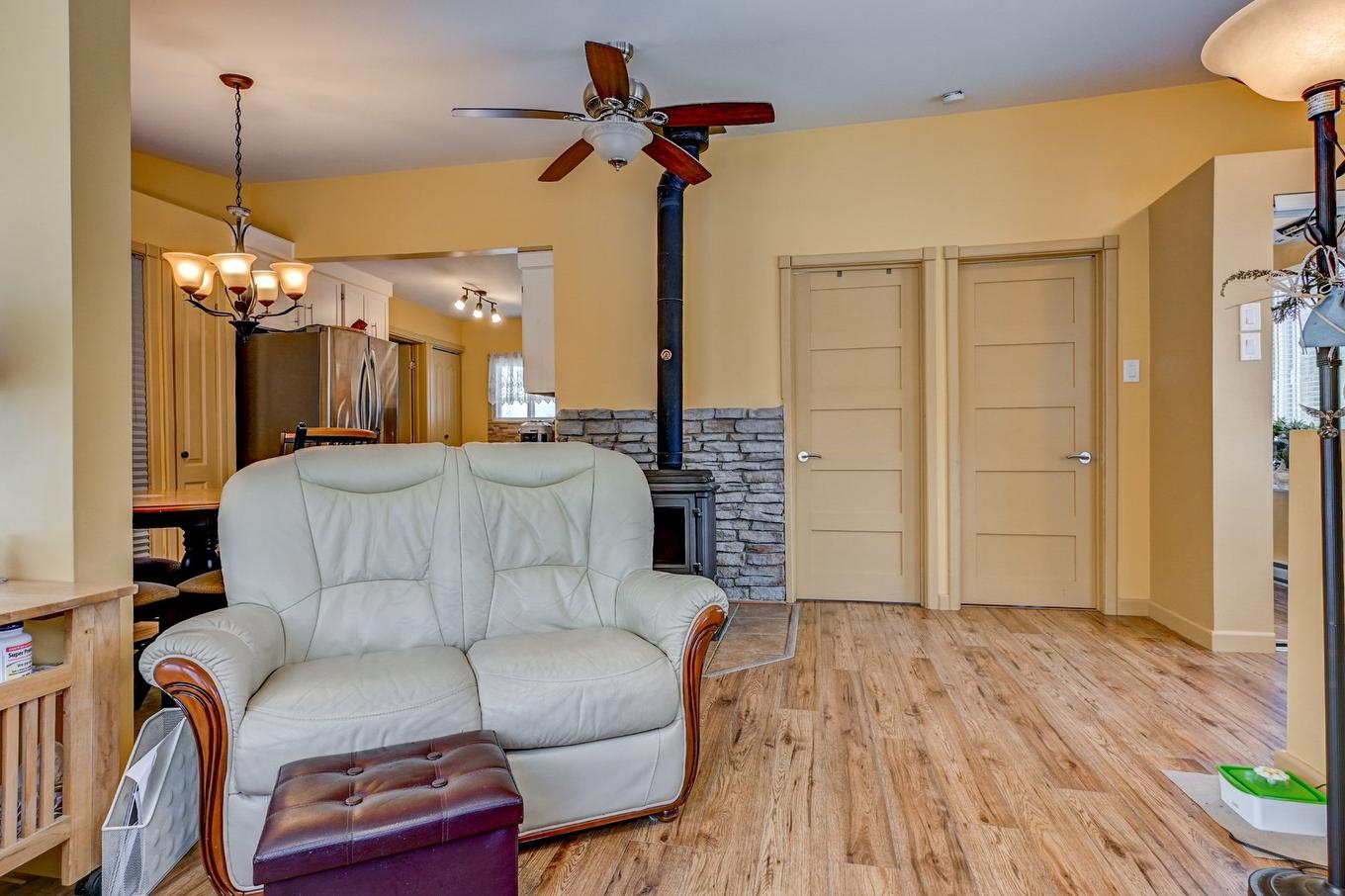 Salon - 18 123E Avenue, Saint-Hippolyte, QC - Indoor Photo Showing Living Room