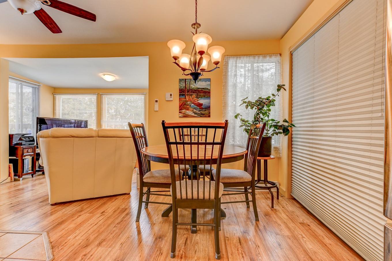 Salle à manger - 18 123E Avenue, Saint-Hippolyte, QC - Indoor Photo Showing Dining Room