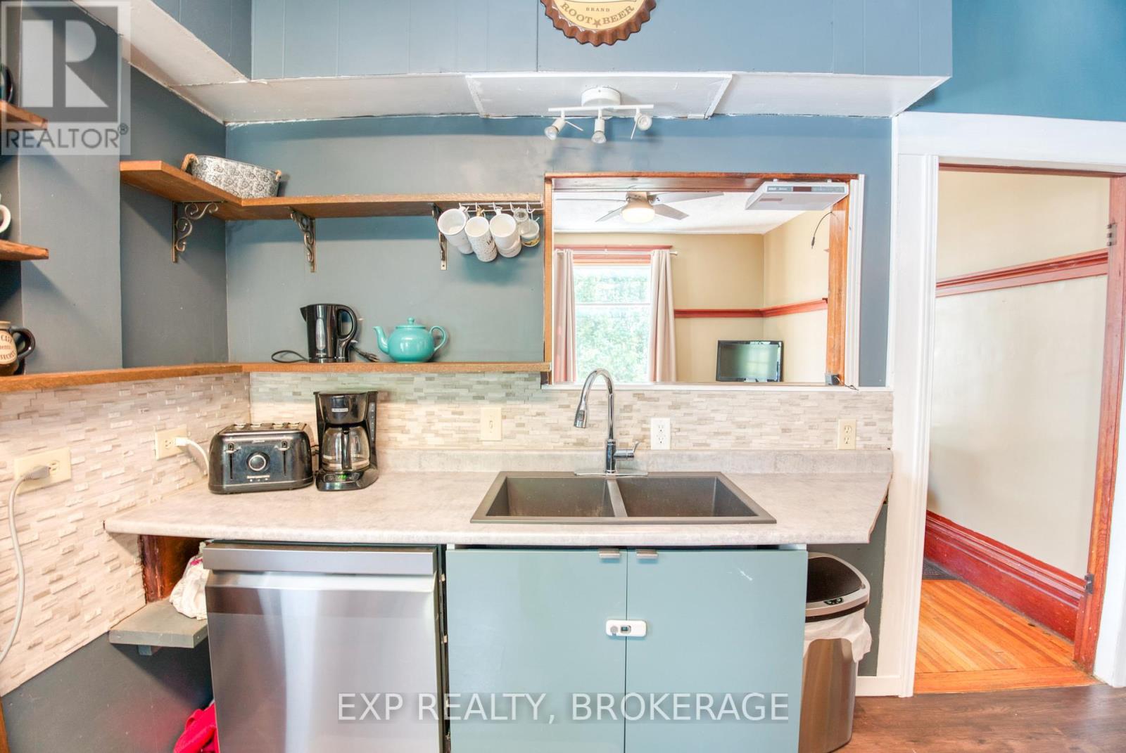 129 Dundas Street, Deseronto (Deseronto (Town)), ON - Indoor Photo Showing Kitchen With Double Sink