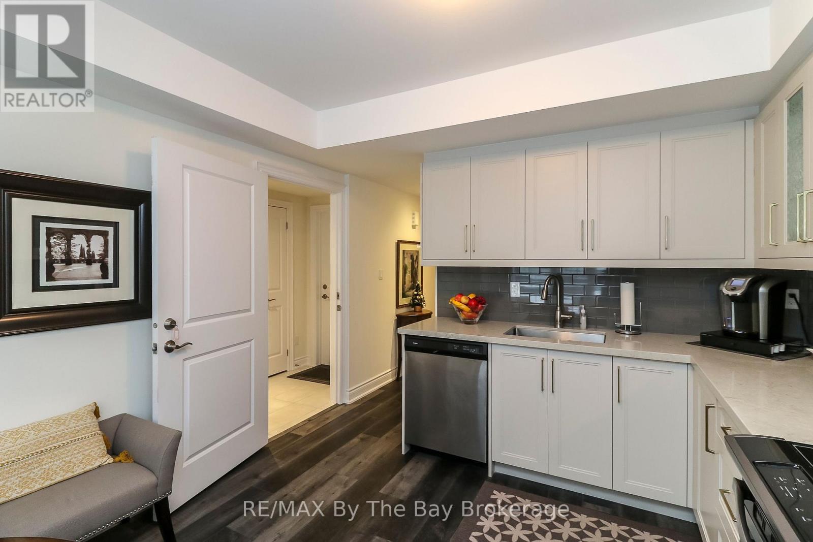 578 Mosley Street, Wasaga Beach, ON - Indoor Photo Showing Kitchen