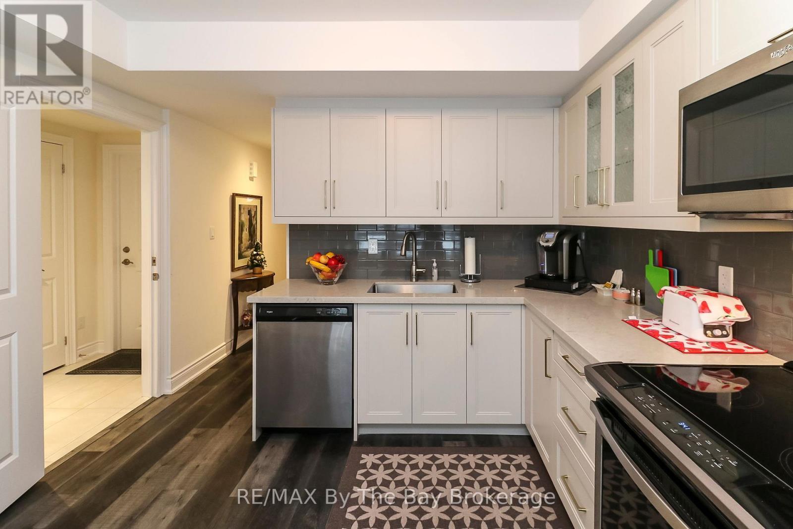 578 Mosley Street, Wasaga Beach, ON - Indoor Photo Showing Kitchen