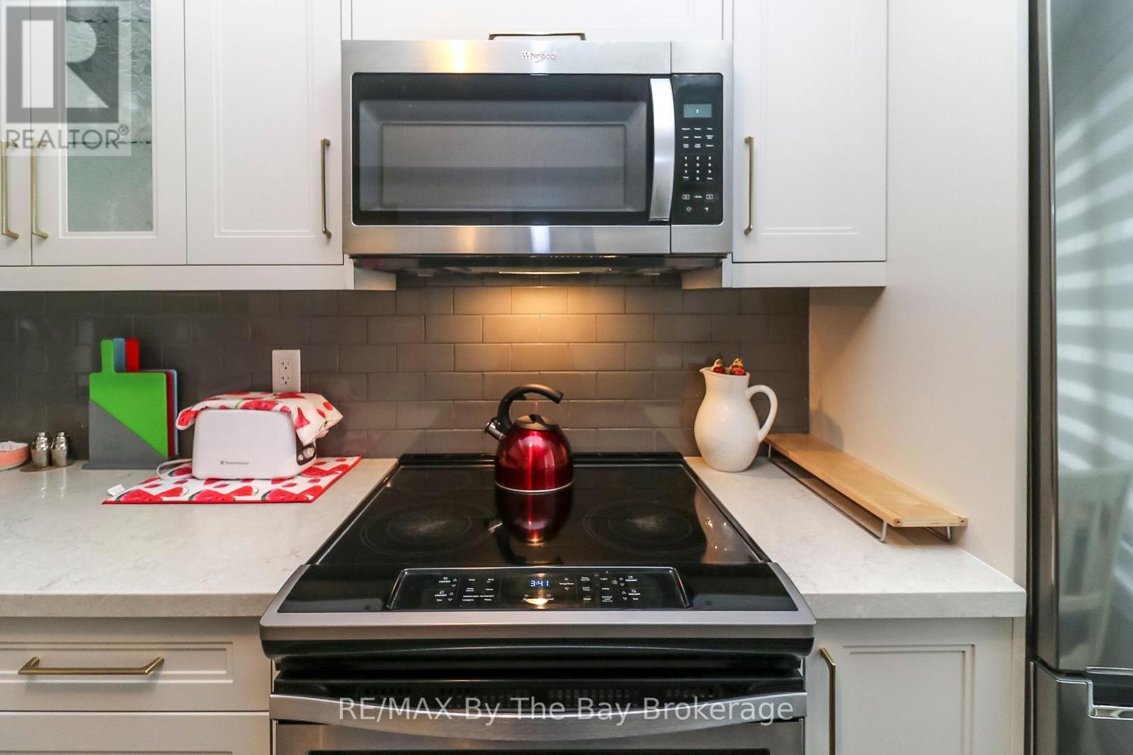 578 Mosley Street, Wasaga Beach, ON - Indoor Photo Showing Kitchen