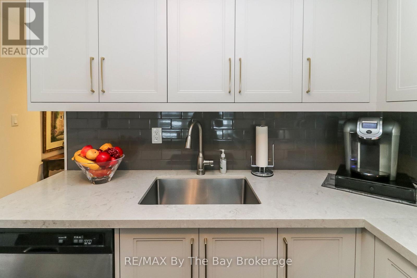 578 Mosley Street, Wasaga Beach, ON - Indoor Photo Showing Kitchen