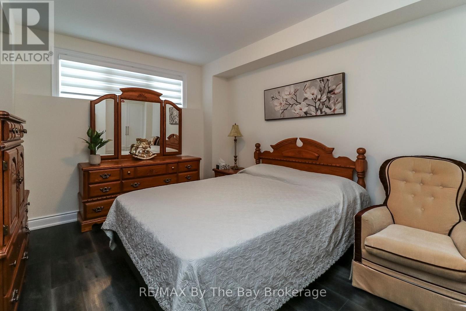 578 Mosley Street, Wasaga Beach, ON - Indoor Photo Showing Bedroom