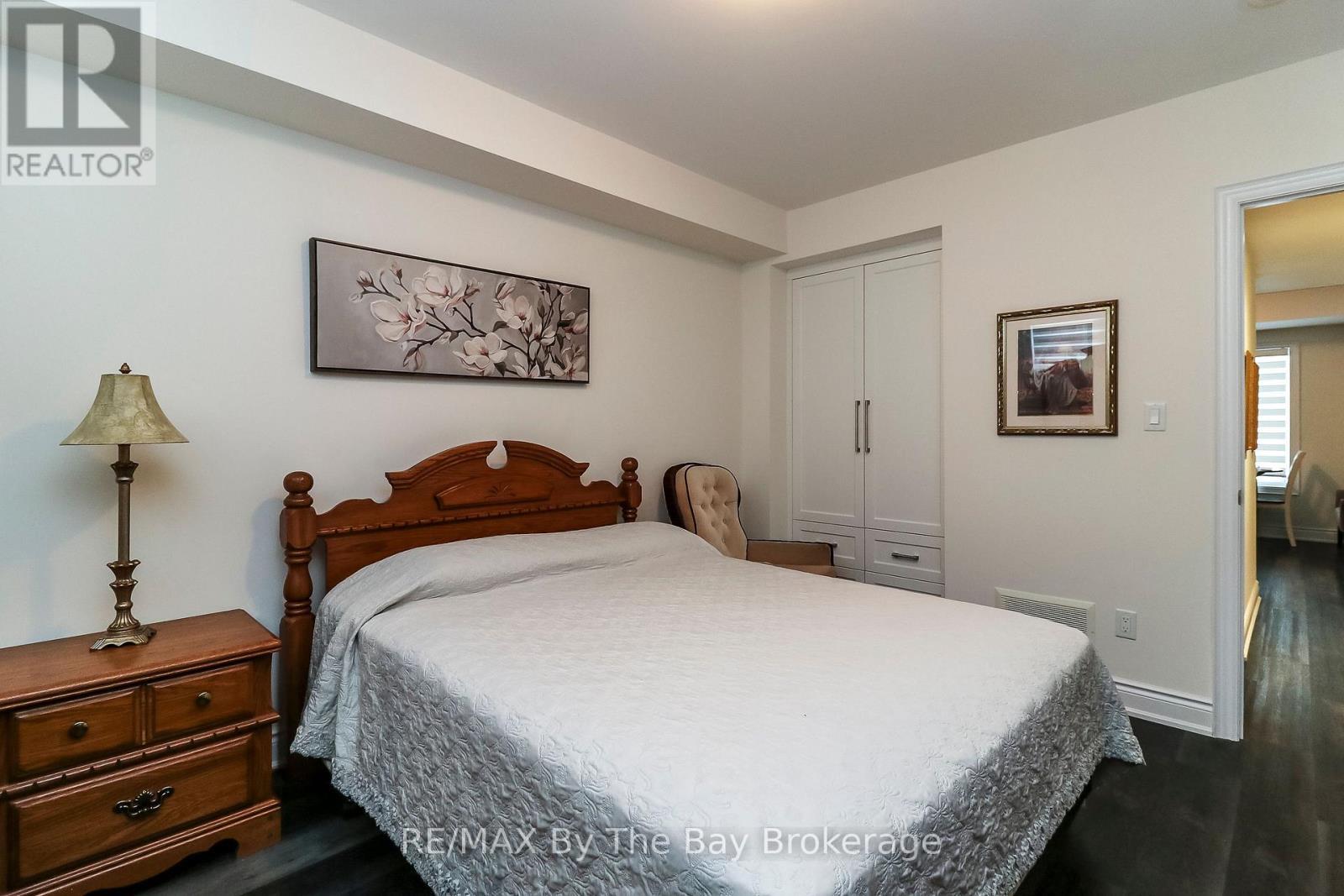 578 Mosley Street, Wasaga Beach, ON - Indoor Photo Showing Bedroom