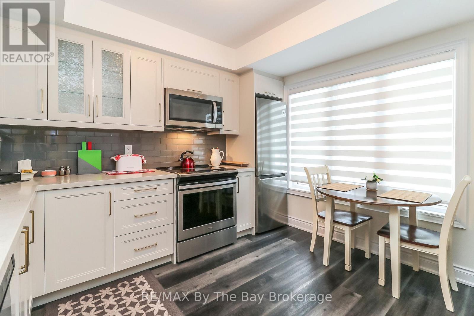 578 Mosley Street, Wasaga Beach, ON - Indoor Photo Showing Kitchen With Upgraded Kitchen