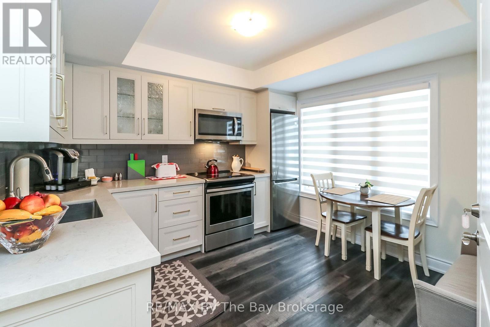578 Mosley Street, Wasaga Beach, ON - Indoor Photo Showing Kitchen With Upgraded Kitchen