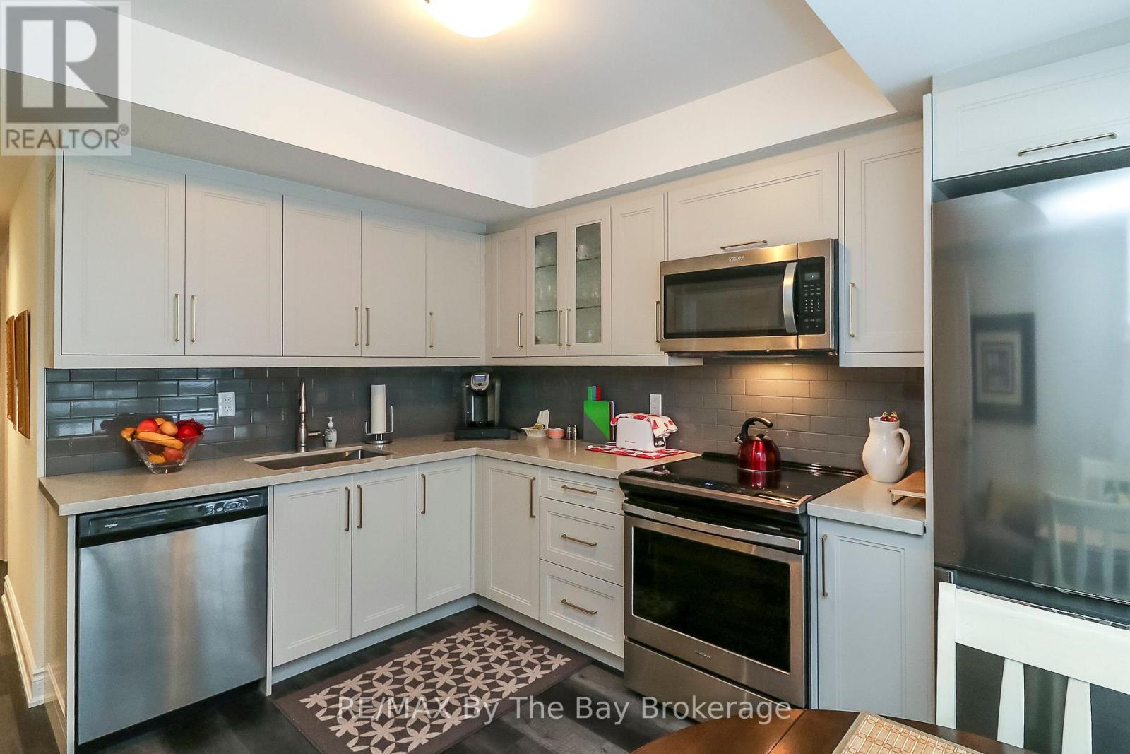 578 Mosley Street, Wasaga Beach, ON - Indoor Photo Showing Kitchen