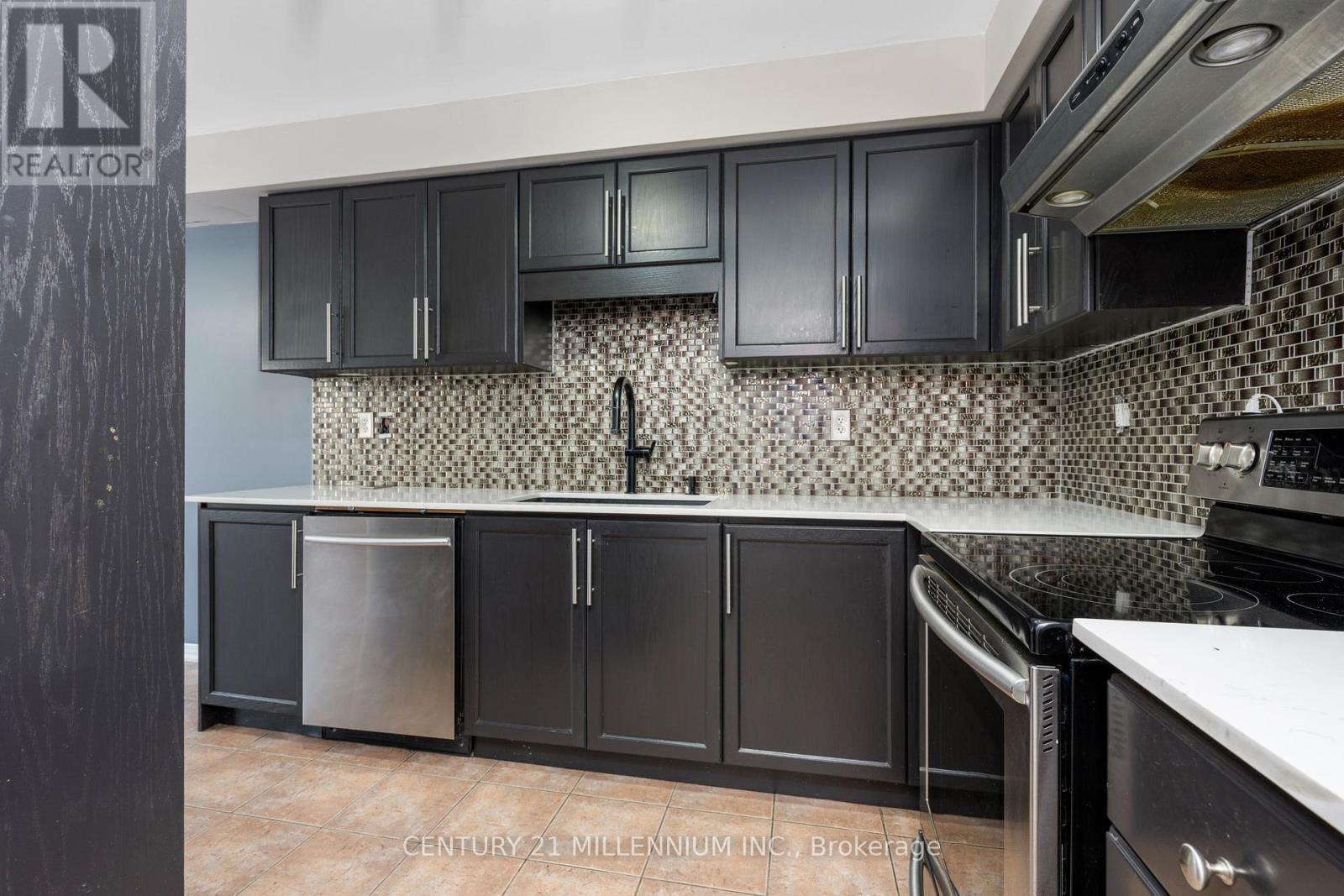 15 Tundra Swan Road, Brampton, ON - Indoor Photo Showing Kitchen With Upgraded Kitchen