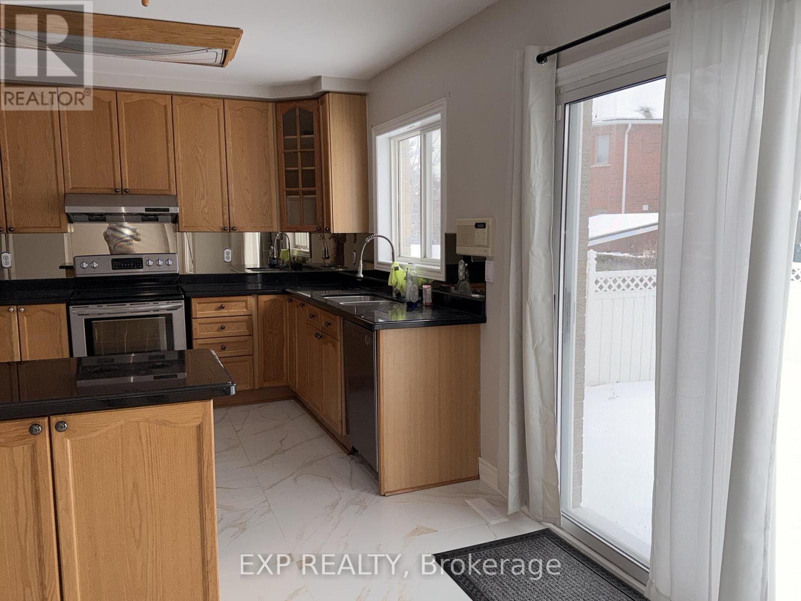 18 Highwood Road, Brampton, ON - Indoor Photo Showing Kitchen