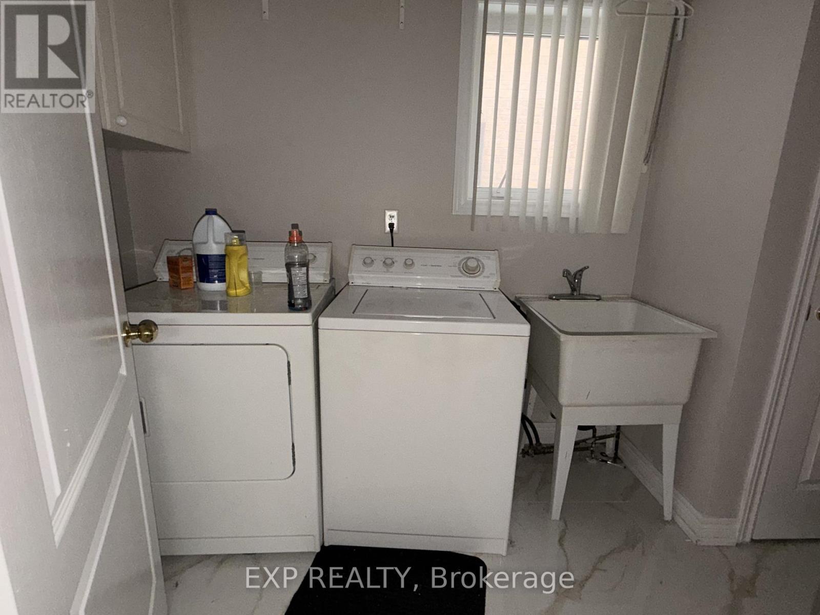 18 Highwood Road, Brampton, ON - Indoor Photo Showing Laundry Room