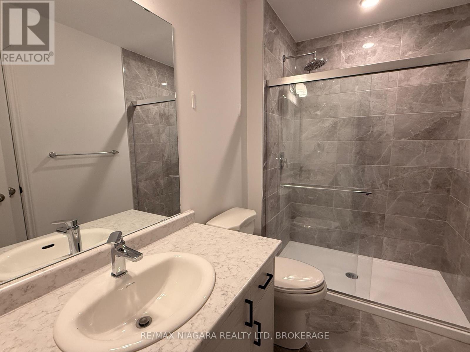 96 - 461 Blackburn Drive, Brantford, ON - Indoor Photo Showing Bathroom