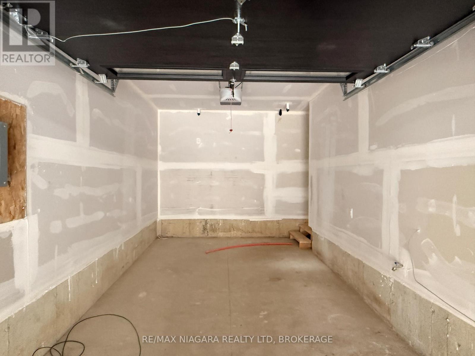 96 - 461 Blackburn Drive, Brantford, ON - Indoor Photo Showing Garage