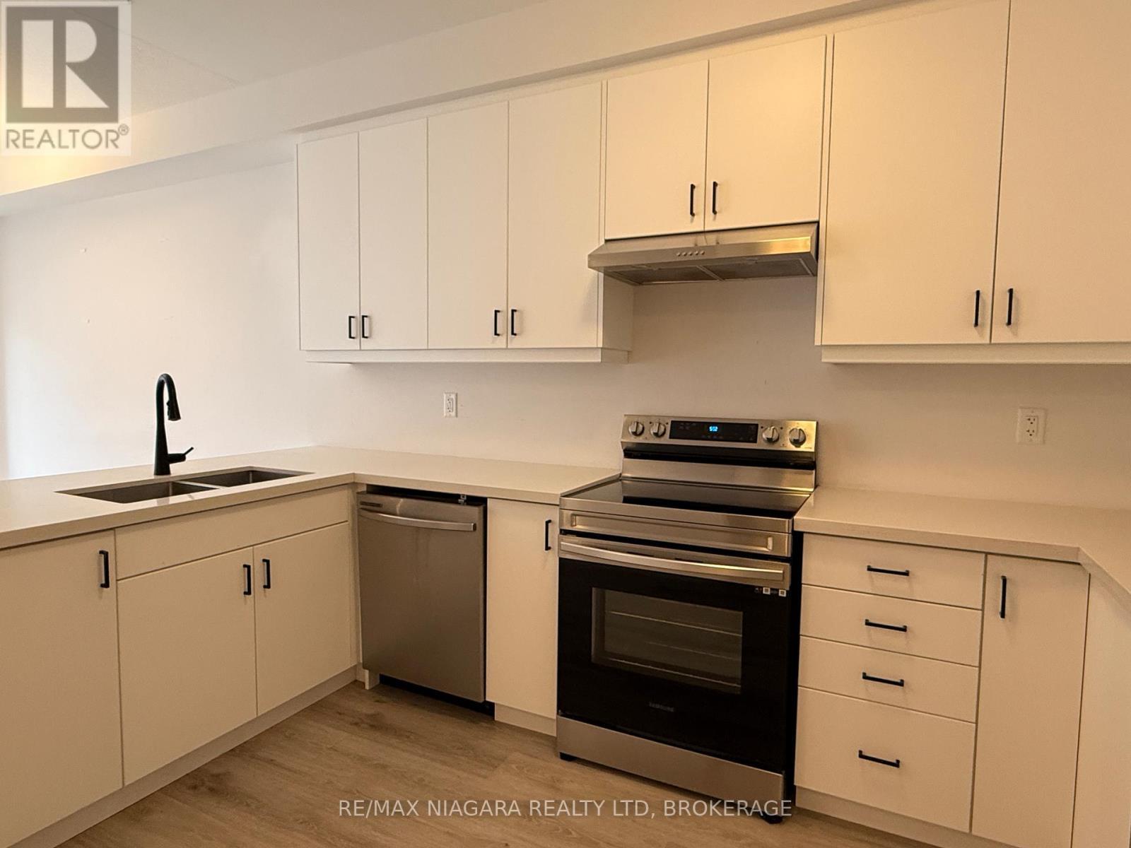 96 - 461 Blackburn Drive, Brantford, ON - Indoor Photo Showing Kitchen With Double Sink