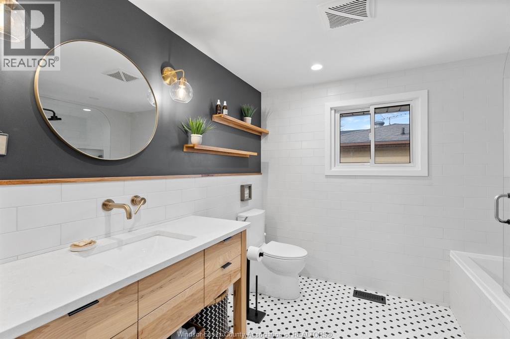 845 Old Tecumseh Road, Lakeshore, ON - Indoor Photo Showing Bathroom