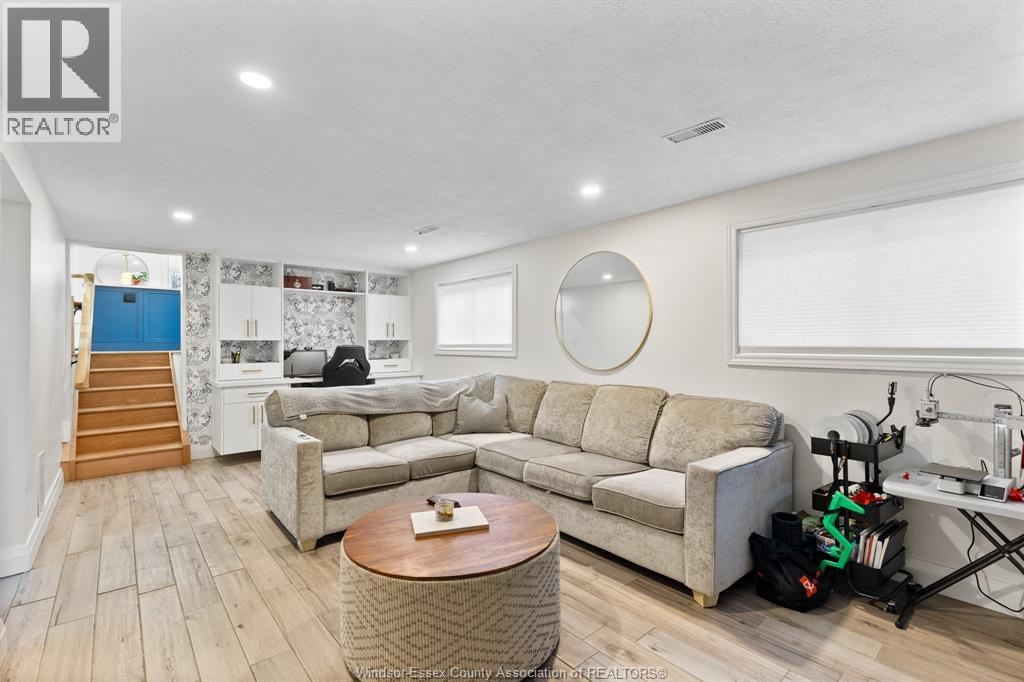 845 Old Tecumseh Road, Lakeshore, ON - Indoor Photo Showing Living Room