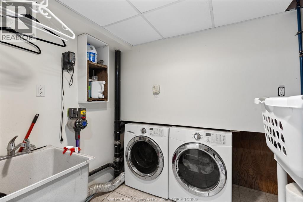 845 Old Tecumseh Road, Lakeshore, ON - Indoor Photo Showing Laundry Room