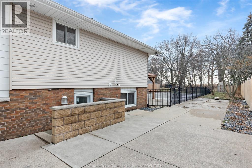 845 Old Tecumseh Road, Lakeshore, ON - Outdoor With Exterior