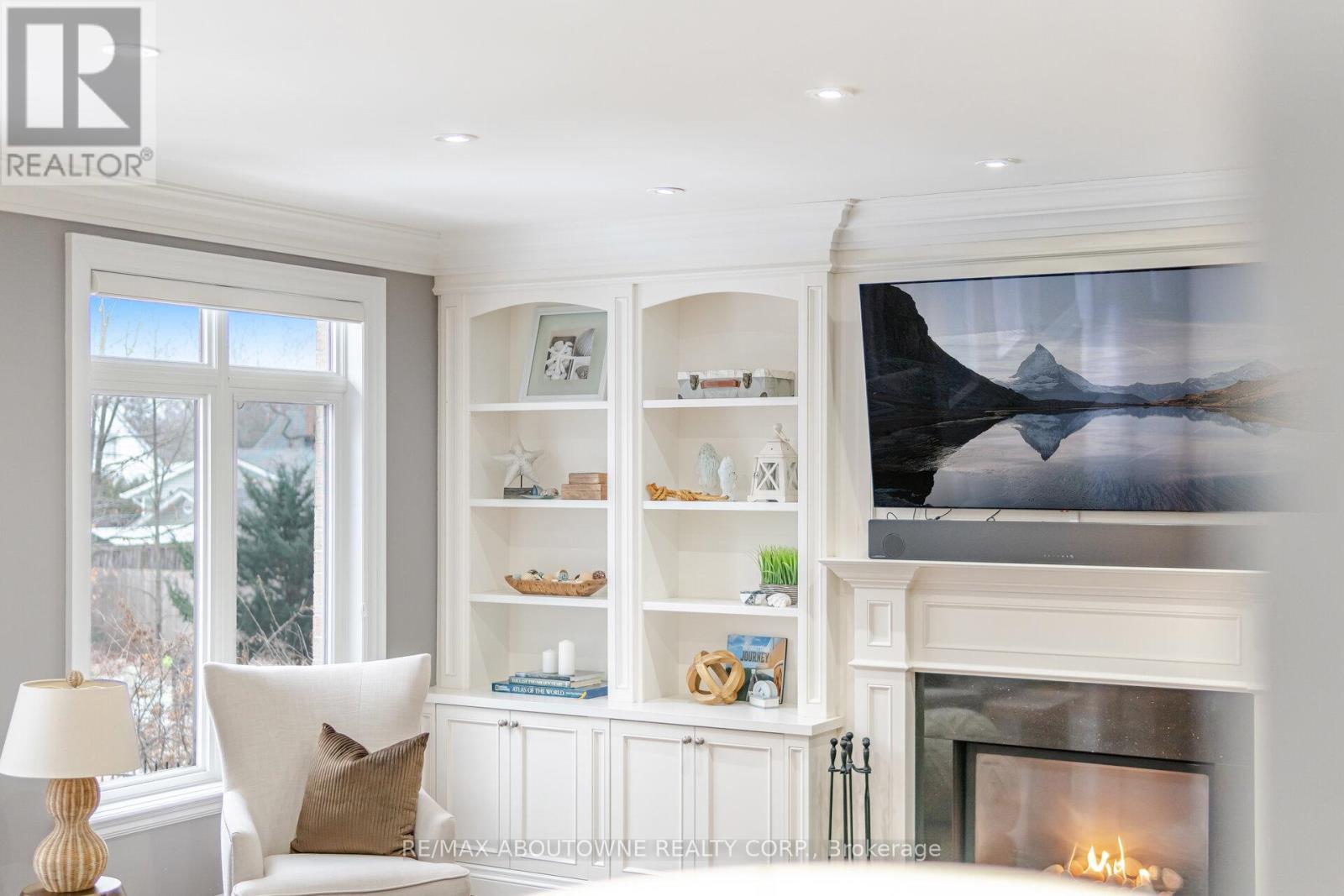 1271 Mineola Gardens, Mississauga, ON - Indoor Photo Showing Living Room With Fireplace