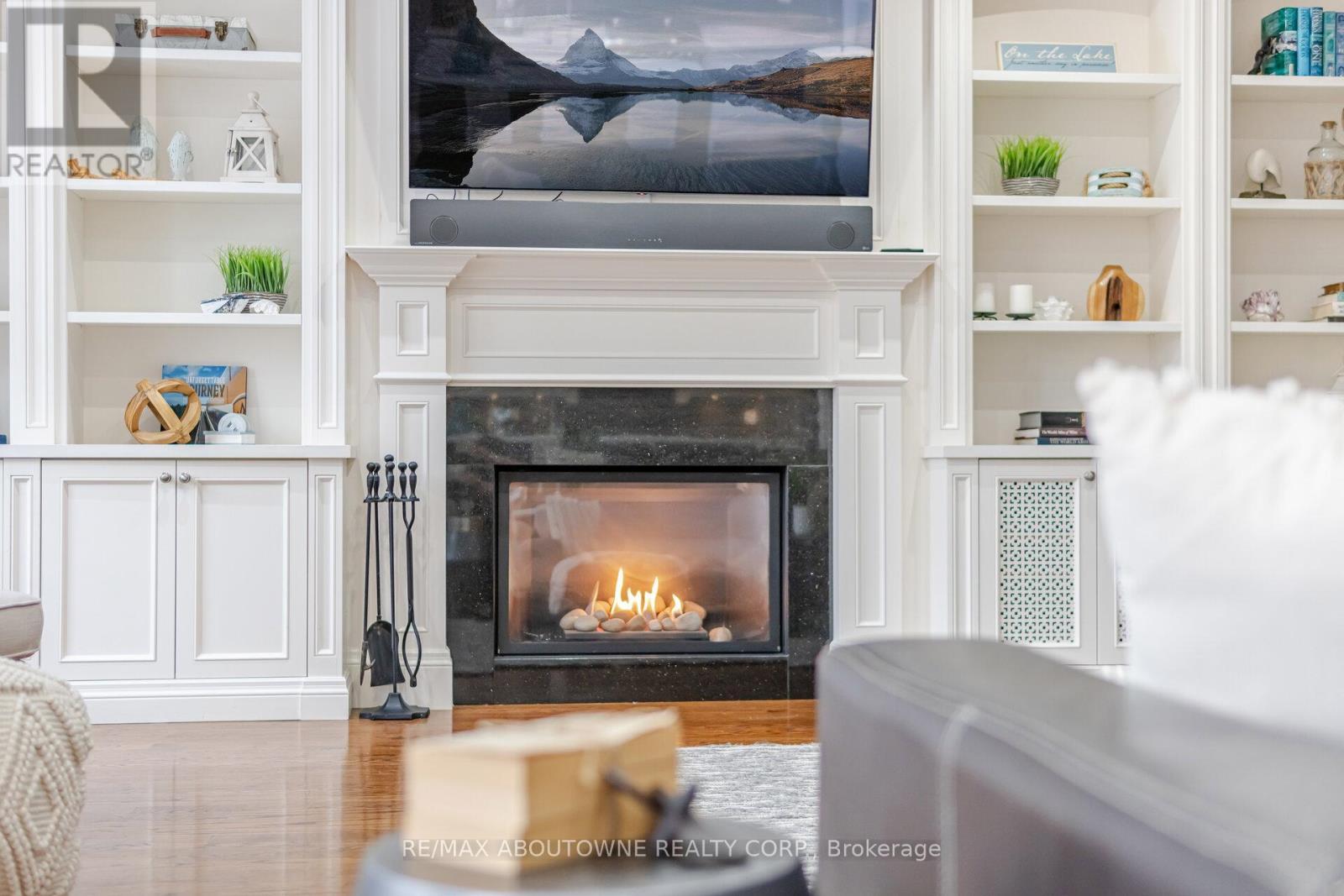 1271 Mineola Gardens, Mississauga, ON - Indoor Photo Showing Living Room With Fireplace