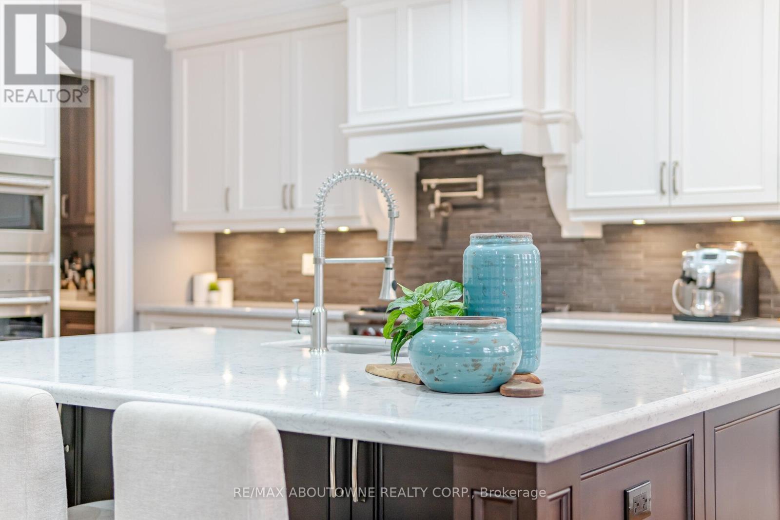 1271 Mineola Gardens, Mississauga, ON - Indoor Photo Showing Kitchen With Upgraded Kitchen