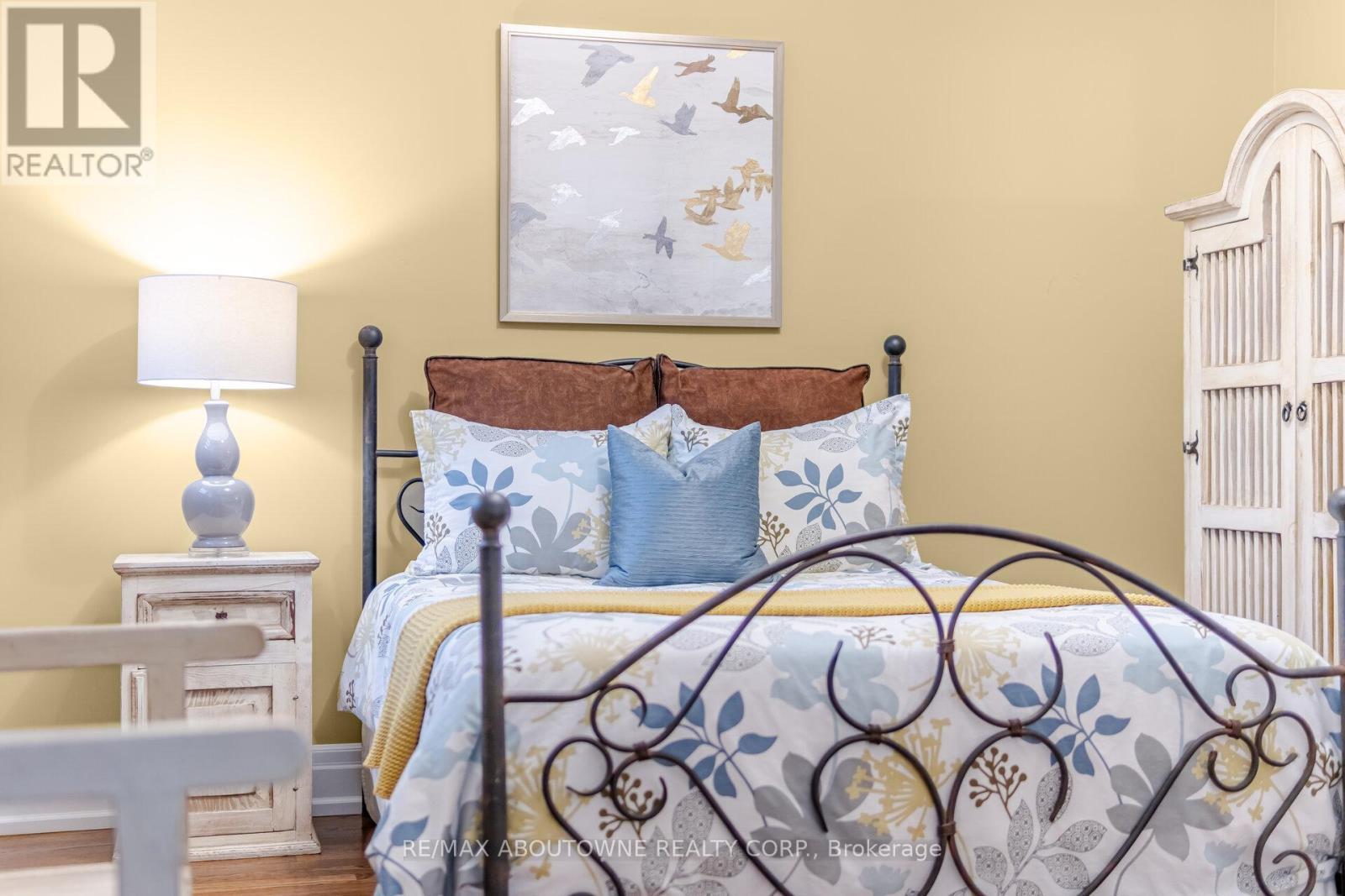 1271 Mineola Gardens, Mississauga, ON - Indoor Photo Showing Bedroom