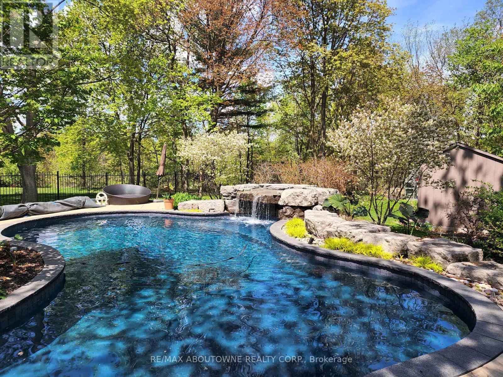 1271 Mineola Gardens, Mississauga, ON - Outdoor With In Ground Pool