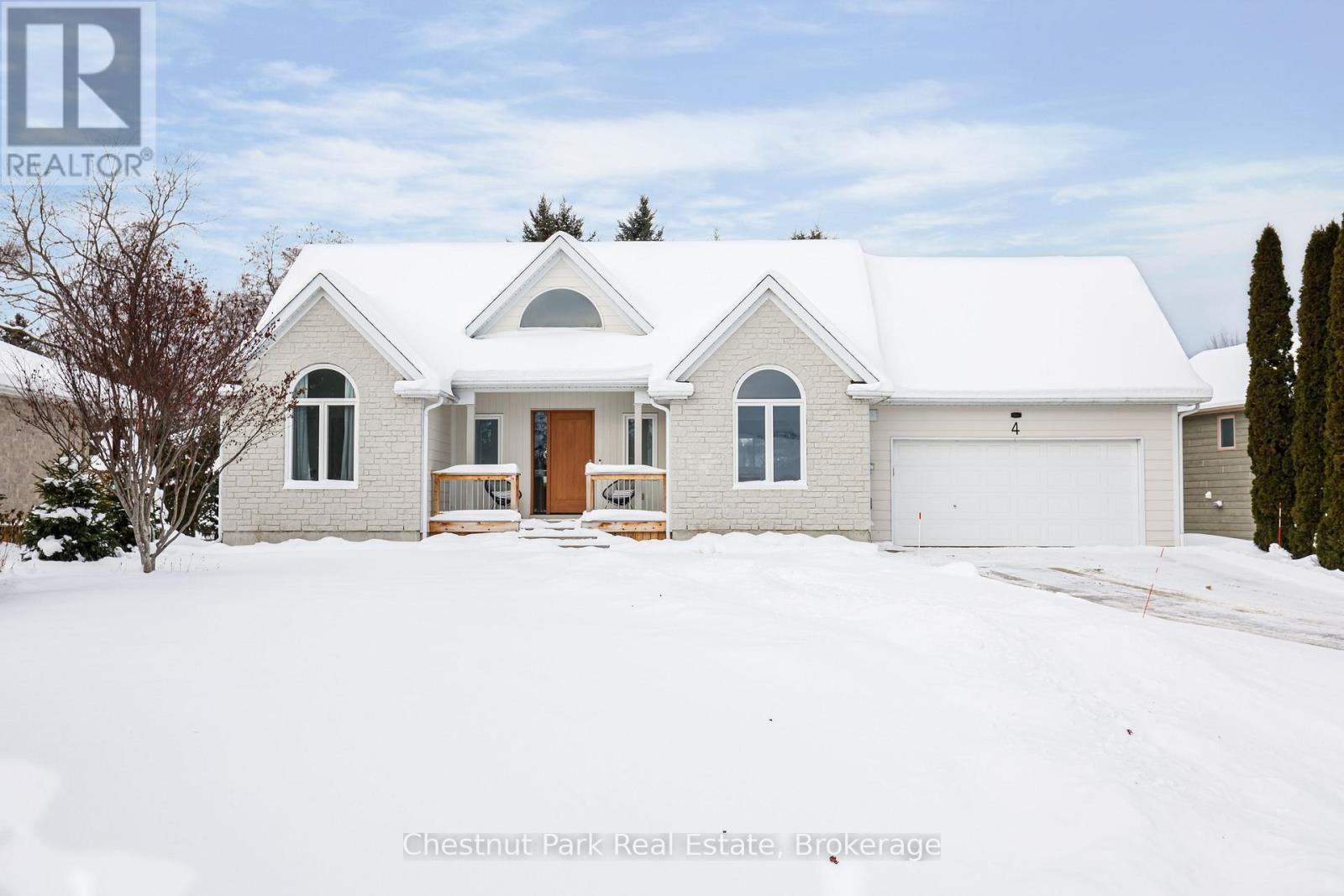 4 Wickens Lane, Blue Mountains, ON - With Facade