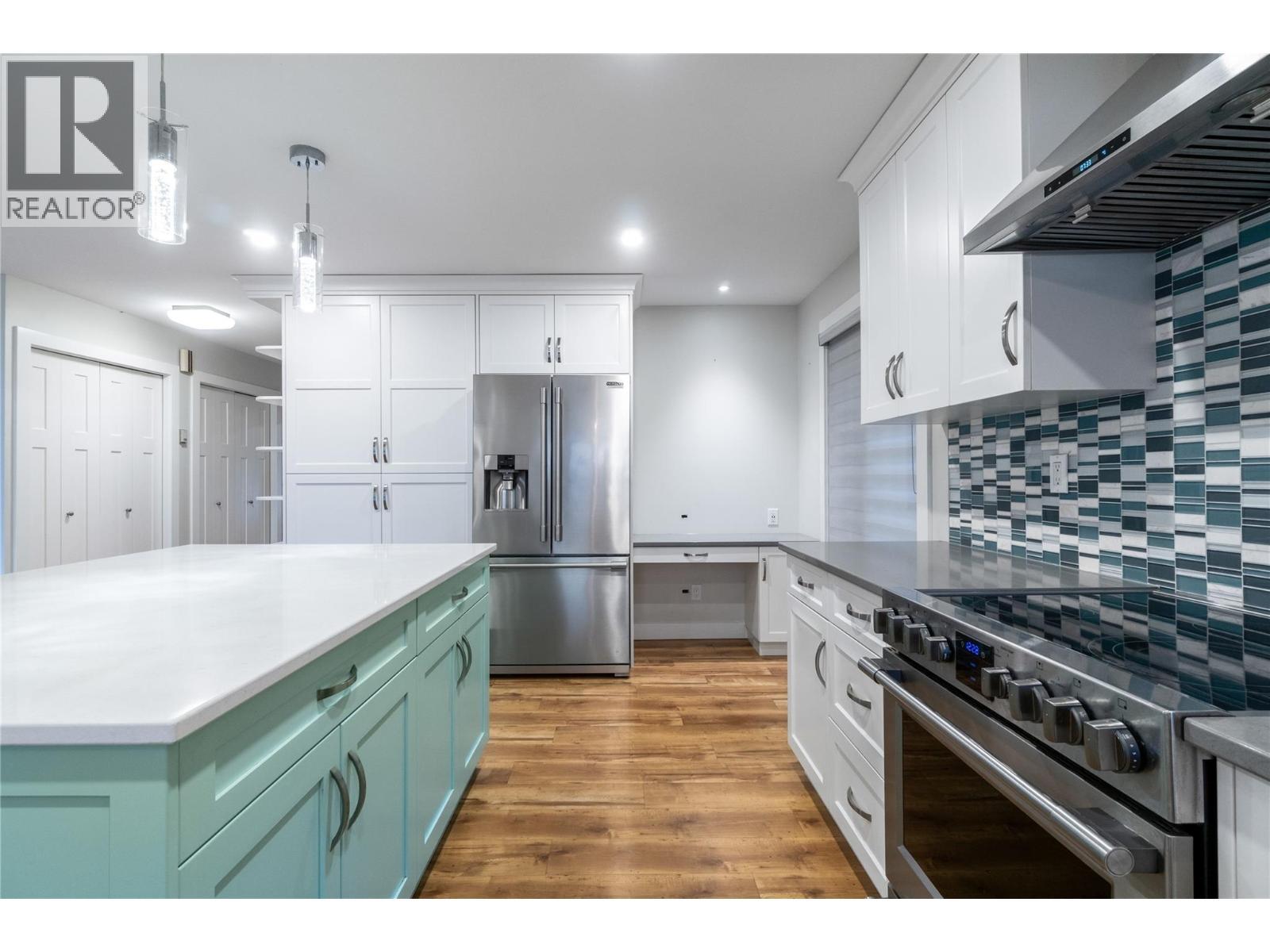 kitchen - 401 97A Highway, Sicamous, BC - Indoor Photo Showing Kitchen With Upgraded Kitchen